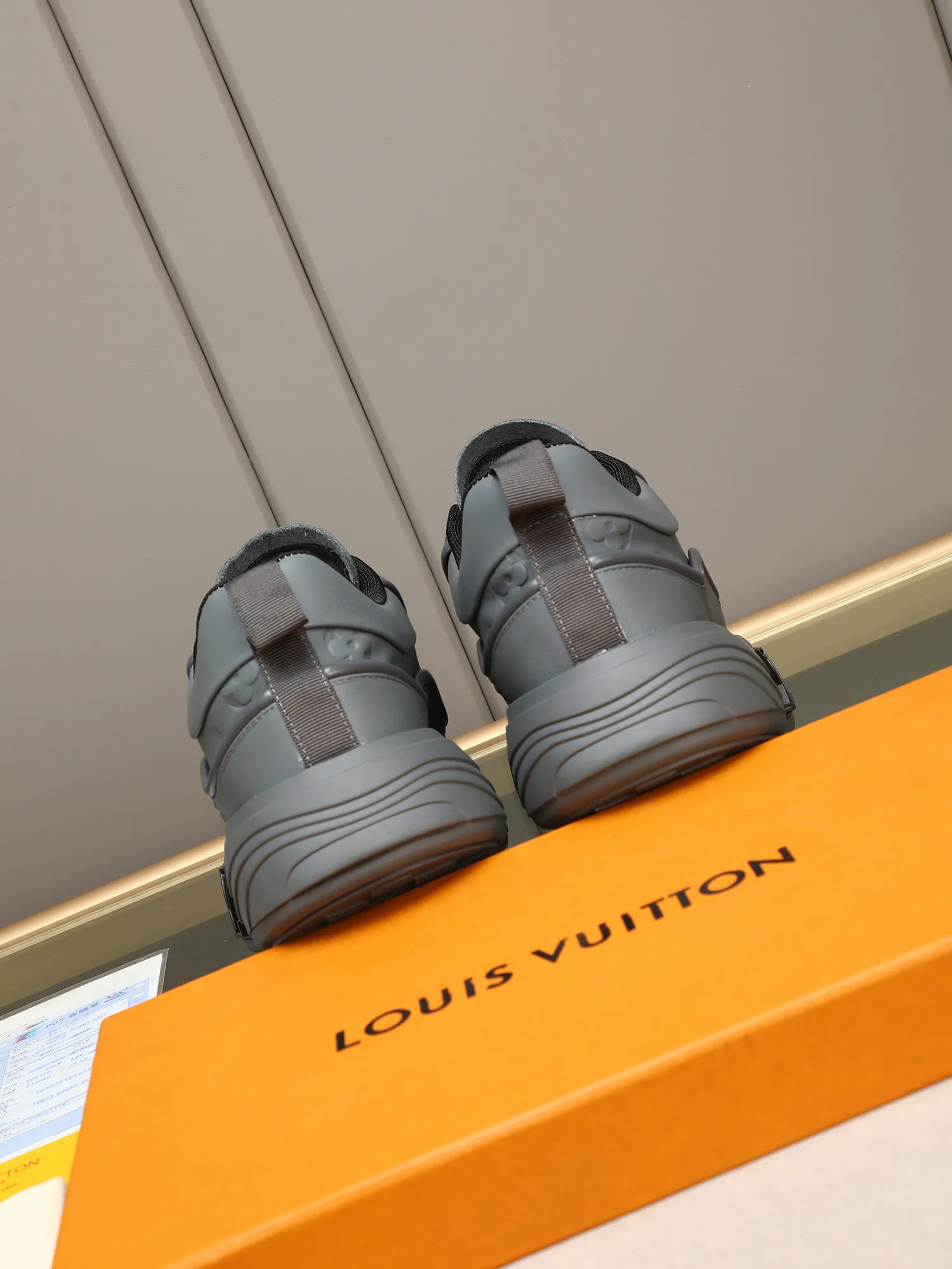 Men's men's shoes 💰560 LV are fashionable and fashionable, and the uppers are made of imported cowhide embossing! Super trendy design! It’s eye-catching! The leather is soft, delicate, shiny and translucent, showing the ultimate in pure handcraftsmanship, and the mesh is soft, comfortable and breathable! Size: 39-44 (38 45 customized)